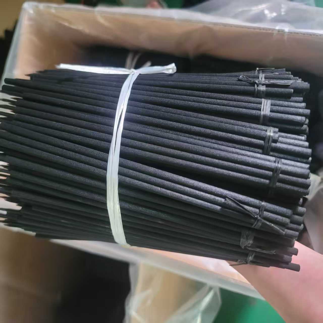 New perfume and essential oil air-evaporating fiber diffuser sticks are available in various sizes and colors, with customizable options to save on packaging costs.