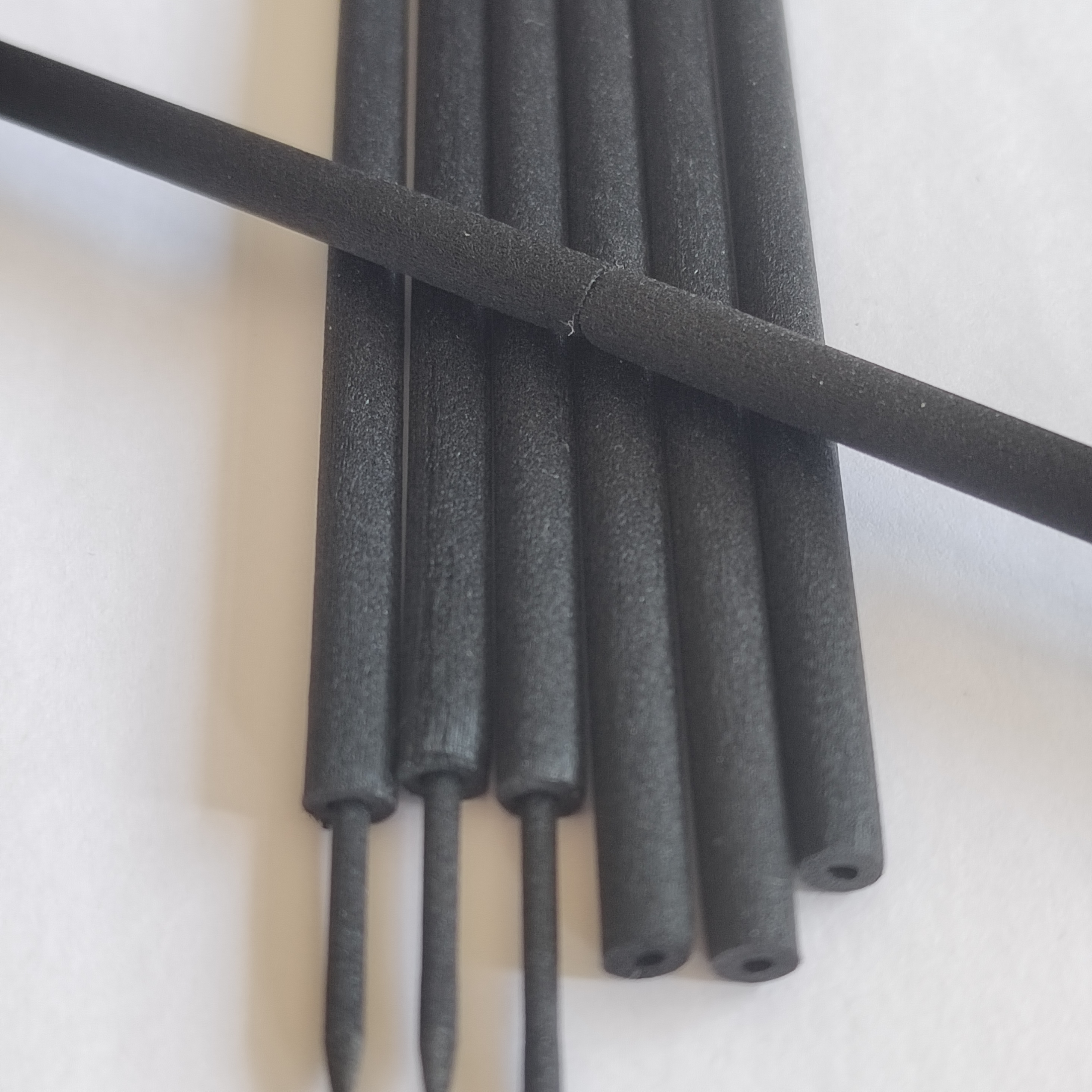New perfume and essential oil air-evaporating fiber diffuser sticks are available in various sizes and colors, with customizable options to save on packaging costs.
