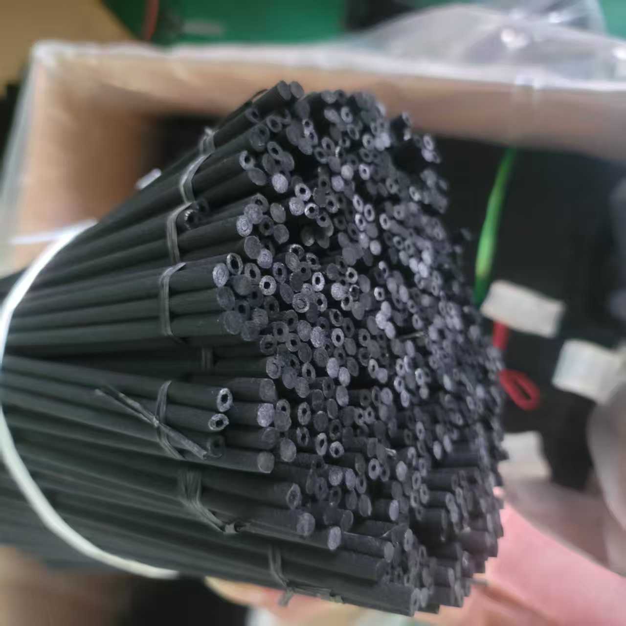 New perfume and essential oil air-evaporating fiber diffuser sticks are available in various sizes and colors, with customizable options to save on packaging costs.